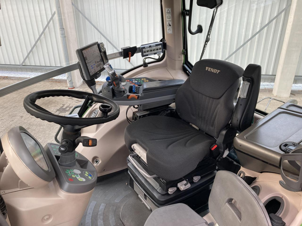 Farm tractor Fendt 933 Vario Profi Plus: picture 17