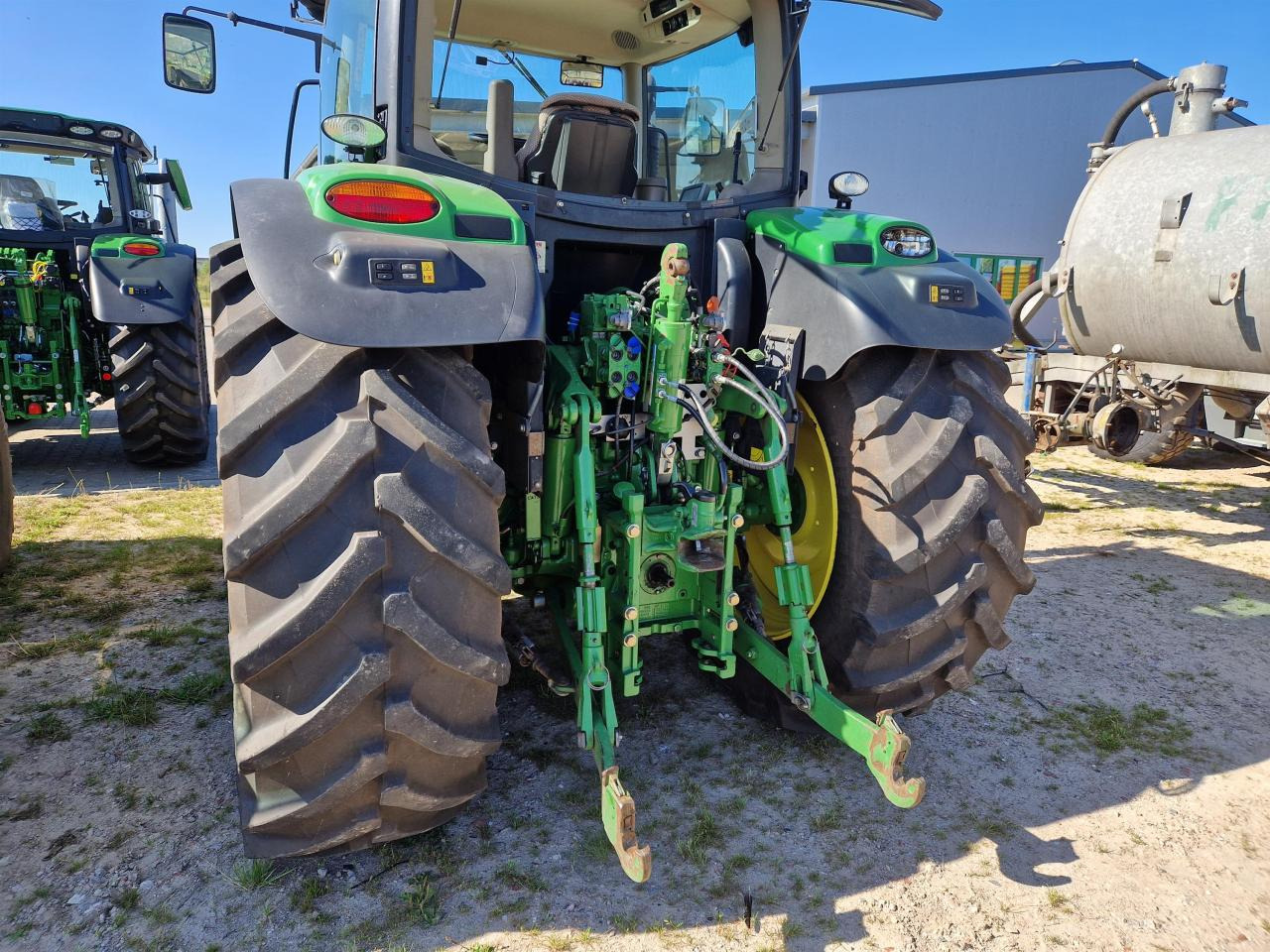 John Deere 6150R - Farm tractor: picture 3 John Deere 6150R - Farm tractor: picture 3