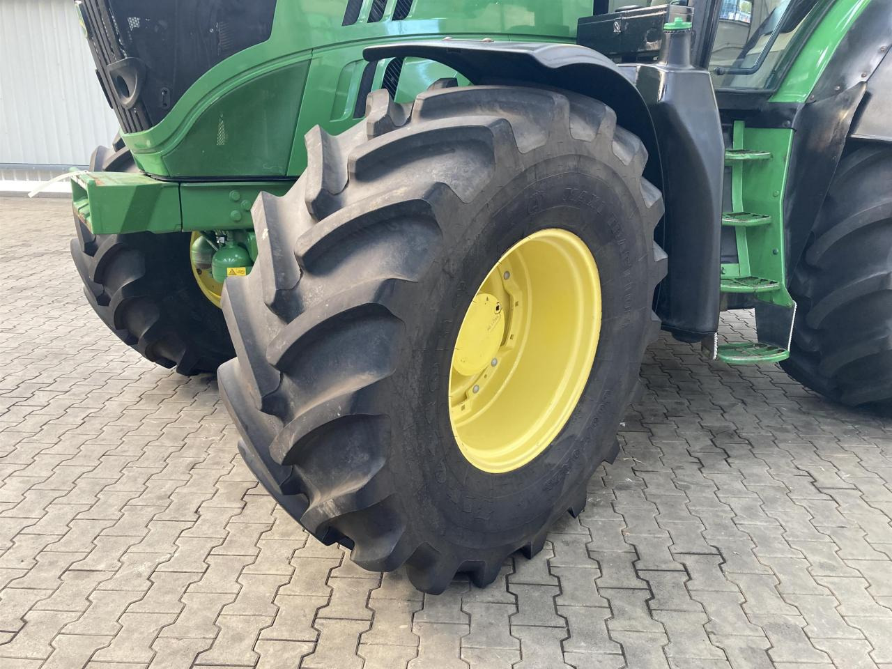 John Deere 6170R - Farm tractor: picture 2 John Deere 6170R - Farm tractor: picture 2