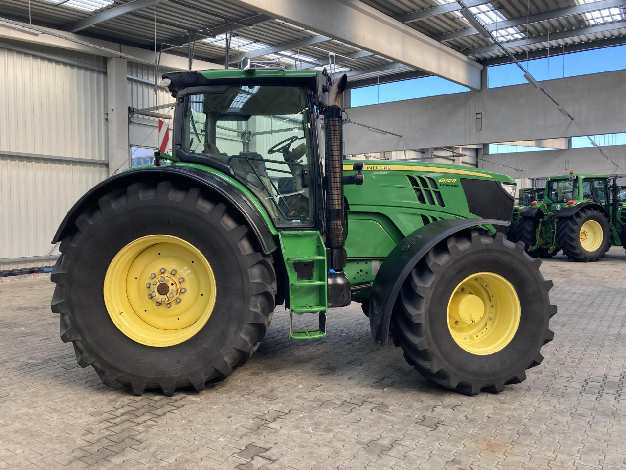 John Deere 6170R - Farm tractor: picture 5 John Deere 6170R - Farm tractor: picture 5