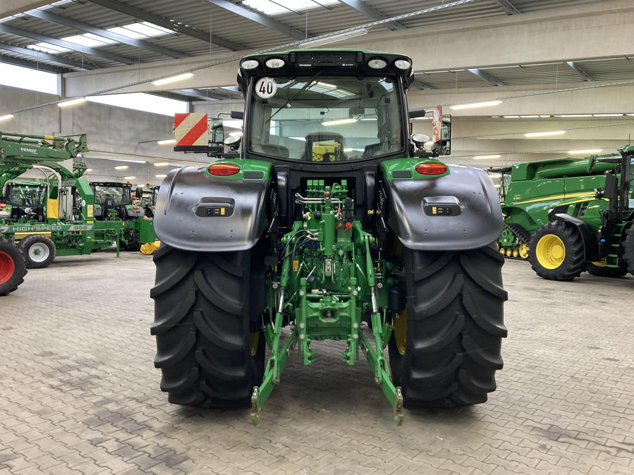 John Deere 6175R - Farm tractor: picture 5 John Deere 6175R - Farm tractor: picture 5