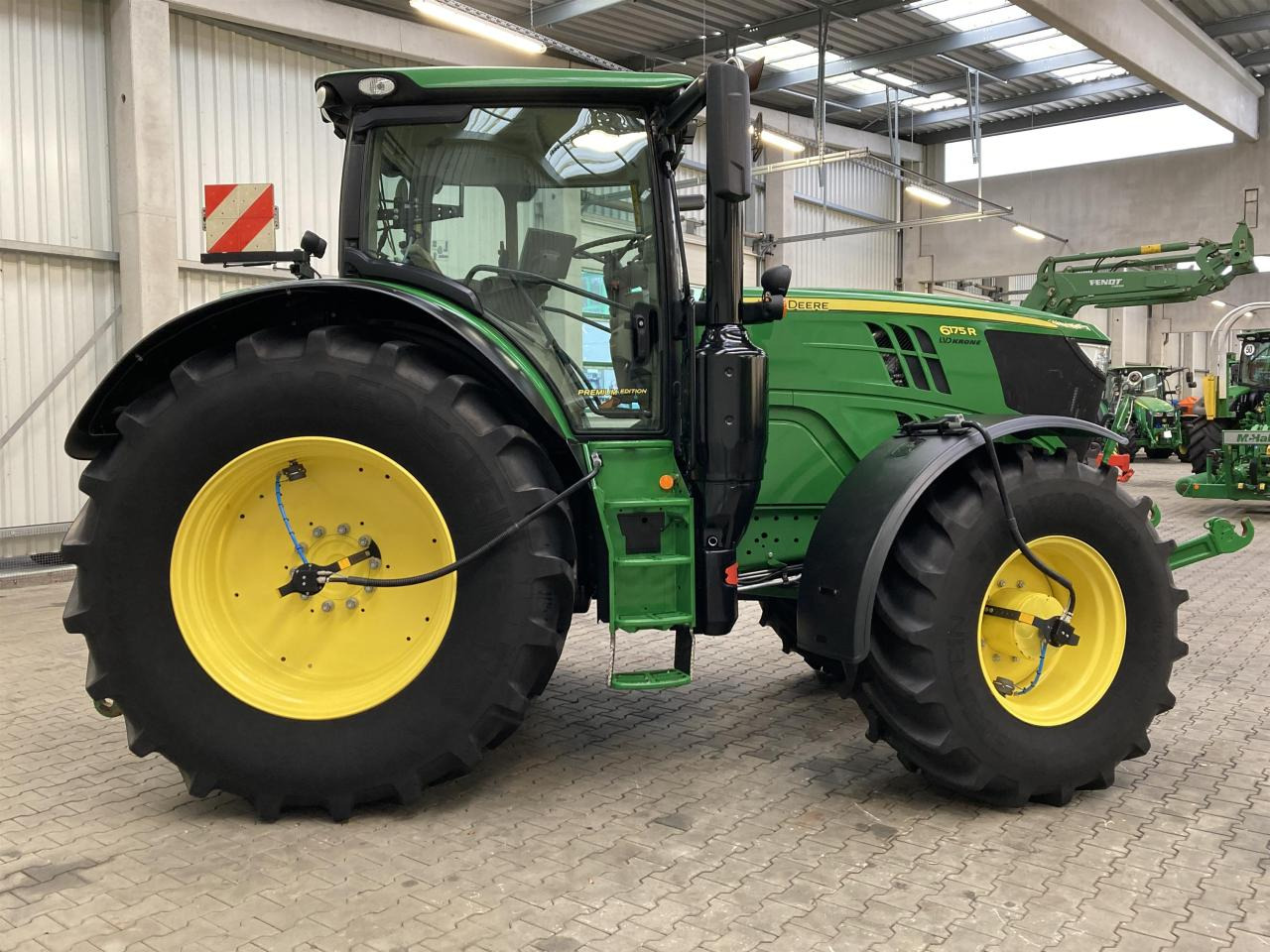 John Deere 6175R - Farm tractor: picture 4 John Deere 6175R - Farm tractor: picture 4