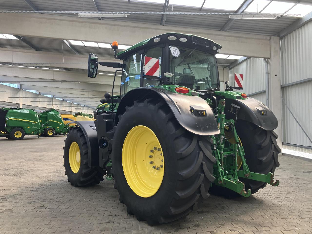 John Deere 6215R - Farm tractor: picture 4 John Deere 6215R - Farm tractor: picture 4