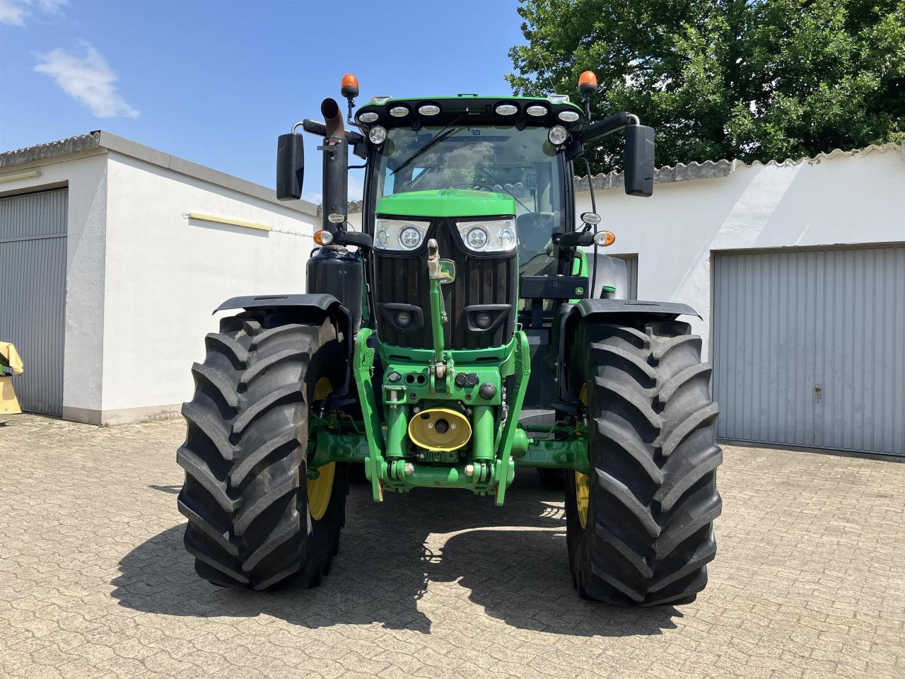 John Deere 6215R - Farm tractor: picture 3 John Deere 6215R - Farm tractor: picture 3