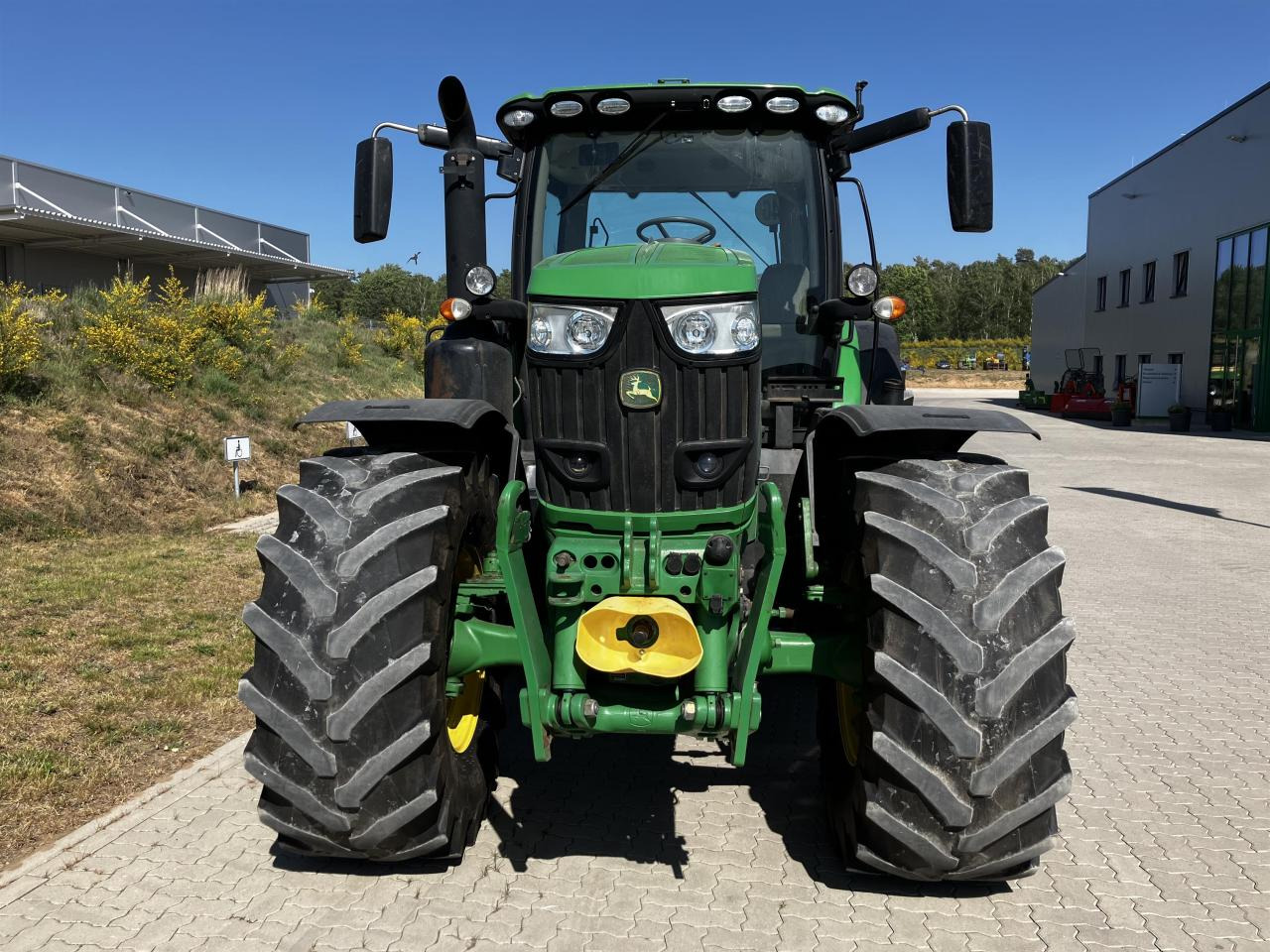 John Deere 6215R - Farm tractor: picture 3 John Deere 6215R - Farm tractor: picture 3