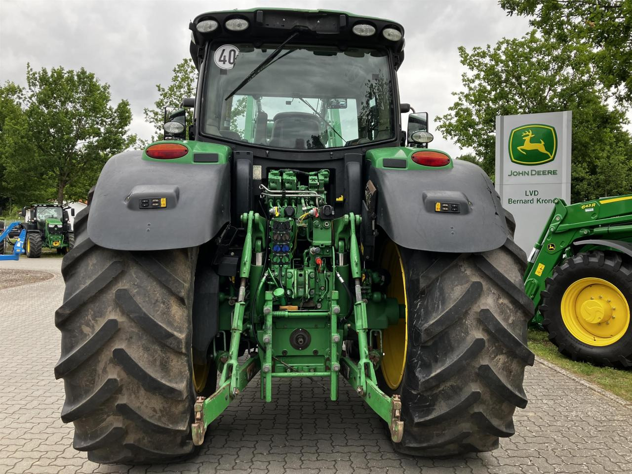 John Deere 6215R - Farm tractor: picture 5 John Deere 6215R - Farm tractor: picture 5