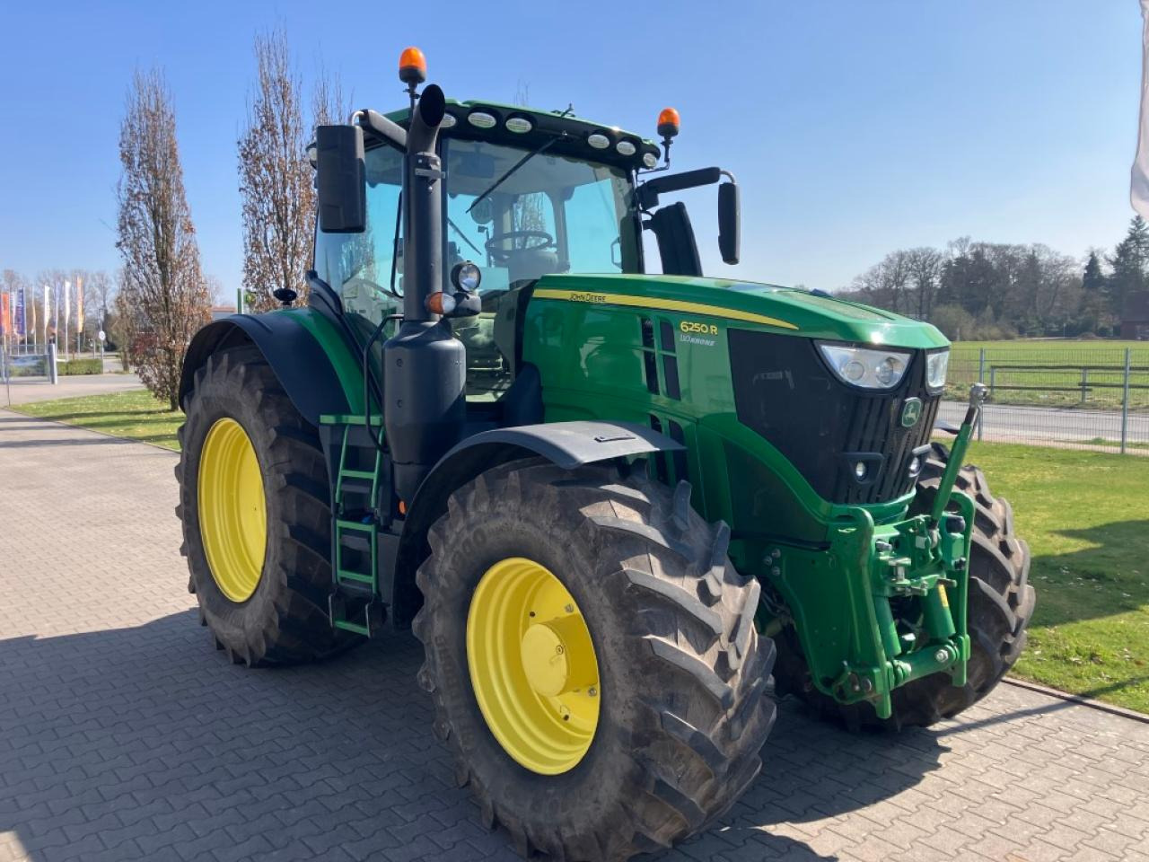 John Deere 6250R - Farm tractor: picture 2 John Deere 6250R - Farm tractor: picture 2
