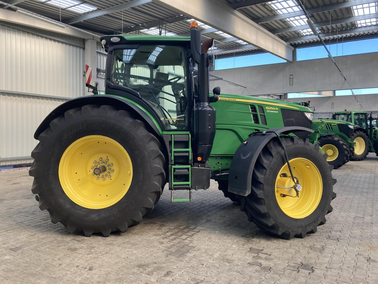 John Deere 6250R - Farm tractor: picture 5 John Deere 6250R - Farm tractor: picture 5