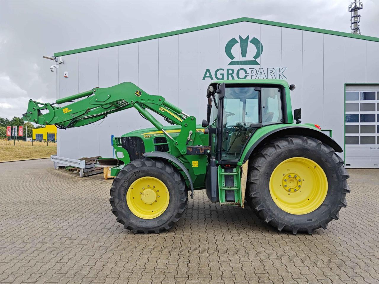 John Deere 6630 PREMIUM - Farm tractor: picture 2 John Deere 6630 PREMIUM - Farm tractor: picture 2