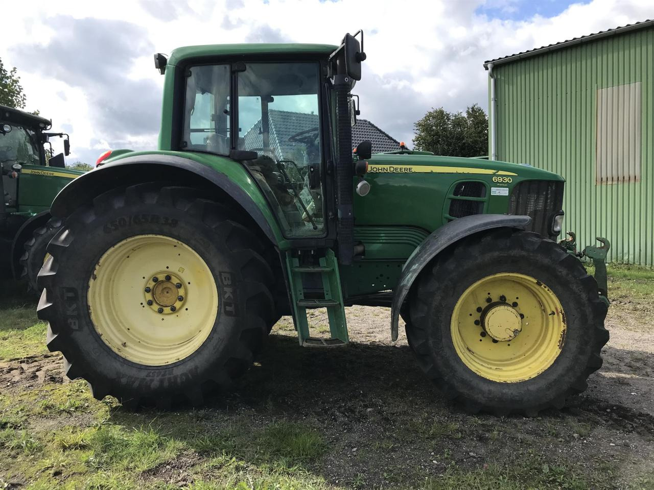 John Deere 6930 Premium - Farm tractor: picture 2 John Deere 6930 Premium - Farm tractor: picture 2