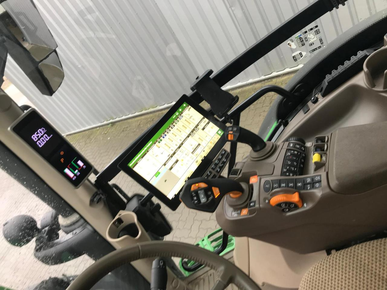 Farm tractor John Deere 6R 110: picture 7
