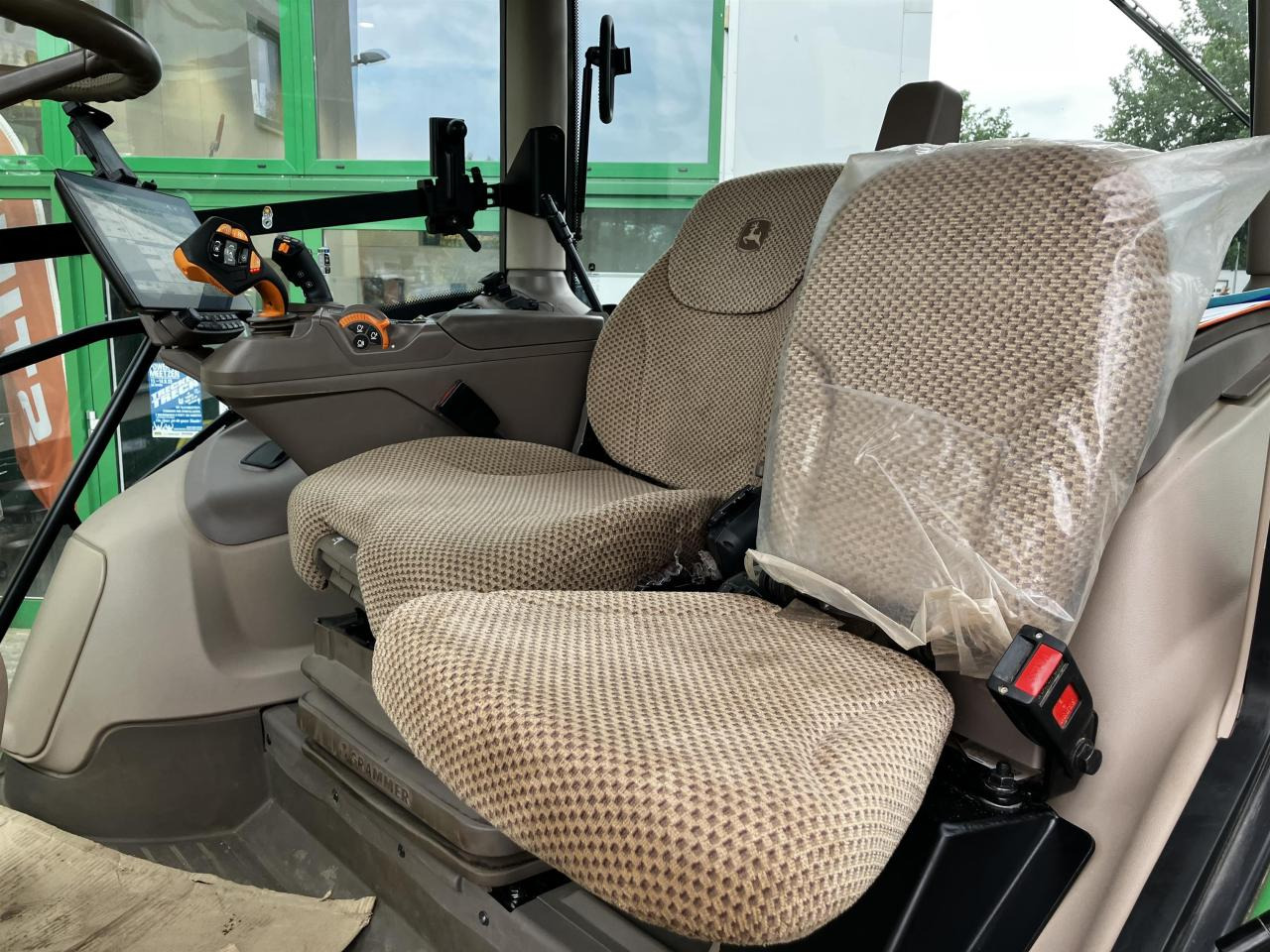 Farm tractor John Deere 6R 130: picture 7