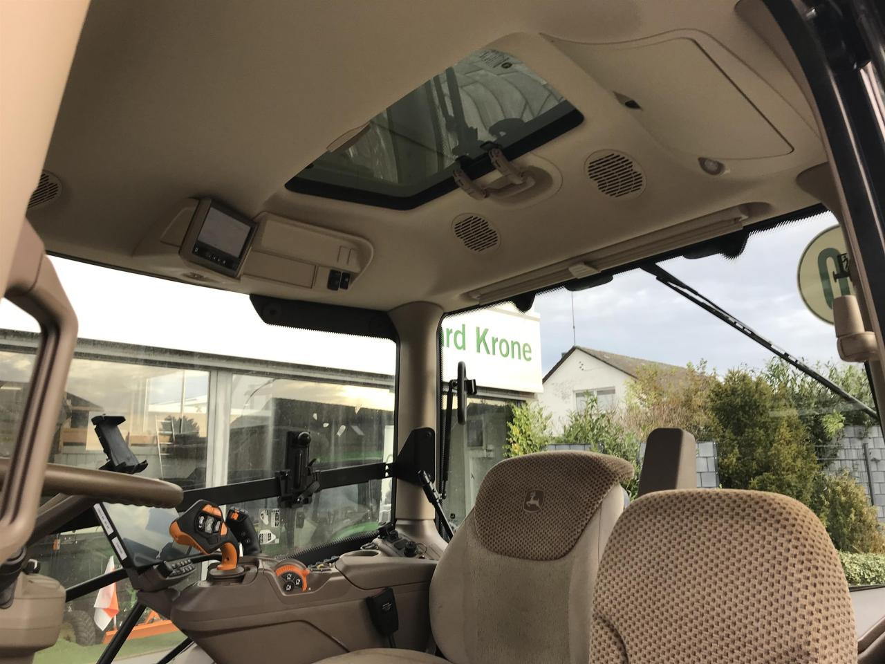 John Deere 6R 140 - Farm tractor: picture 3 John Deere 6R 140 - Farm tractor: picture 3