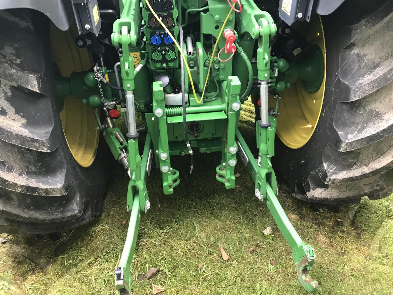 John Deere 6R 140 - Farm tractor: picture 3 John Deere 6R 140 - Farm tractor: picture 3