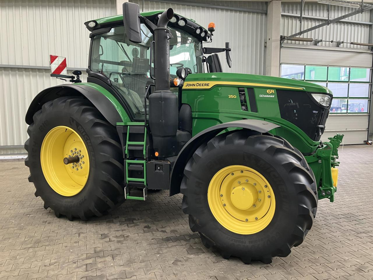 John Deere 6R 250 - Farm tractor: picture 2 John Deere 6R 250 - Farm tractor: picture 2