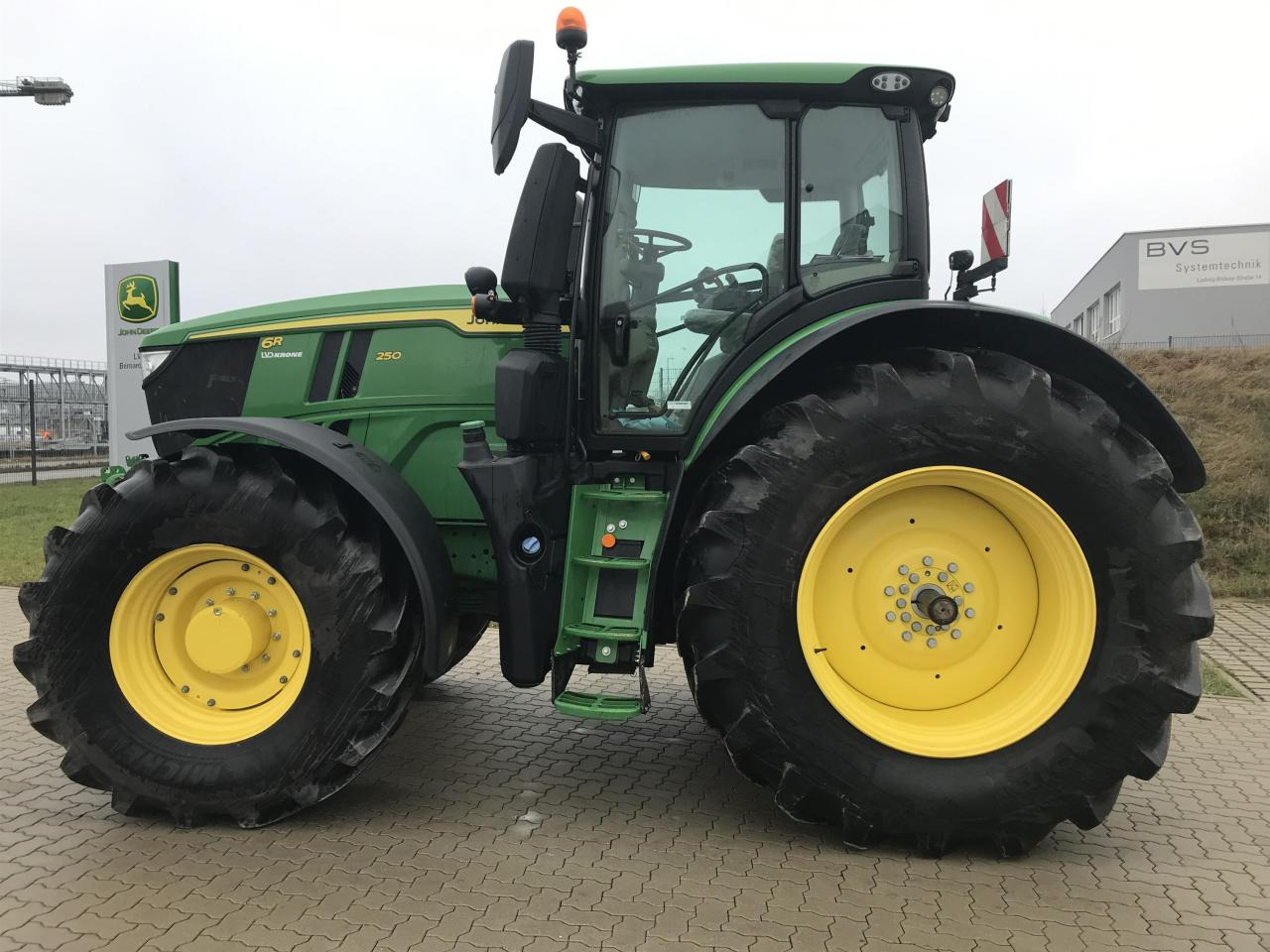John Deere 6R 250 - Farm tractor: picture 1 John Deere 6R 250 - Farm tractor: picture 1