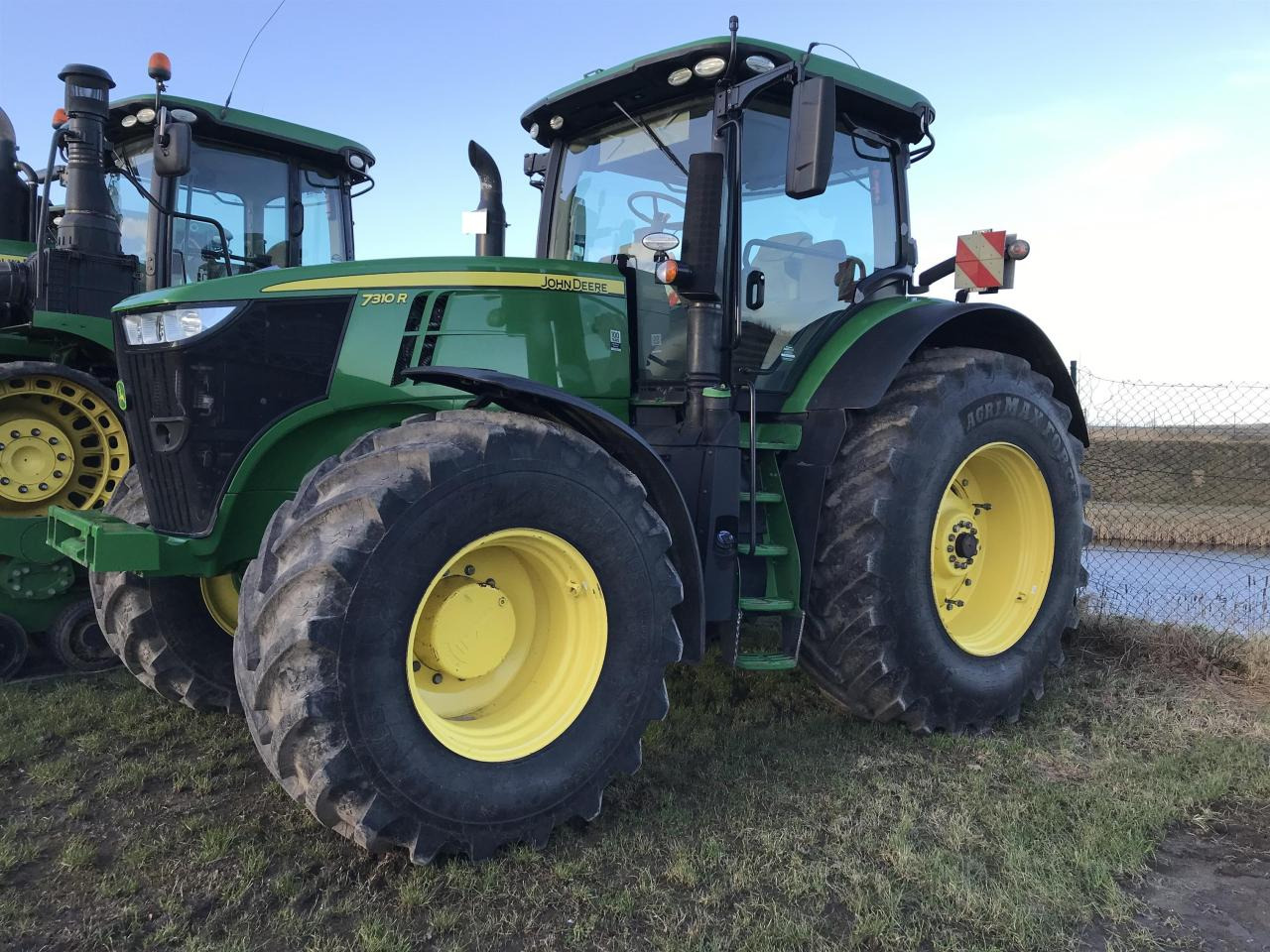 John Deere 7310R - Farm tractor: picture 2 John Deere 7310R - Farm tractor: picture 2