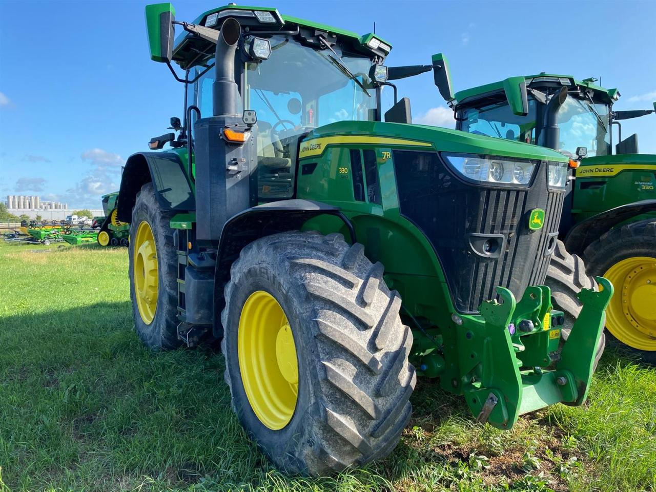 John Deere 7R 330 - Farm tractor: picture 2 John Deere 7R 330 - Farm tractor: picture 2