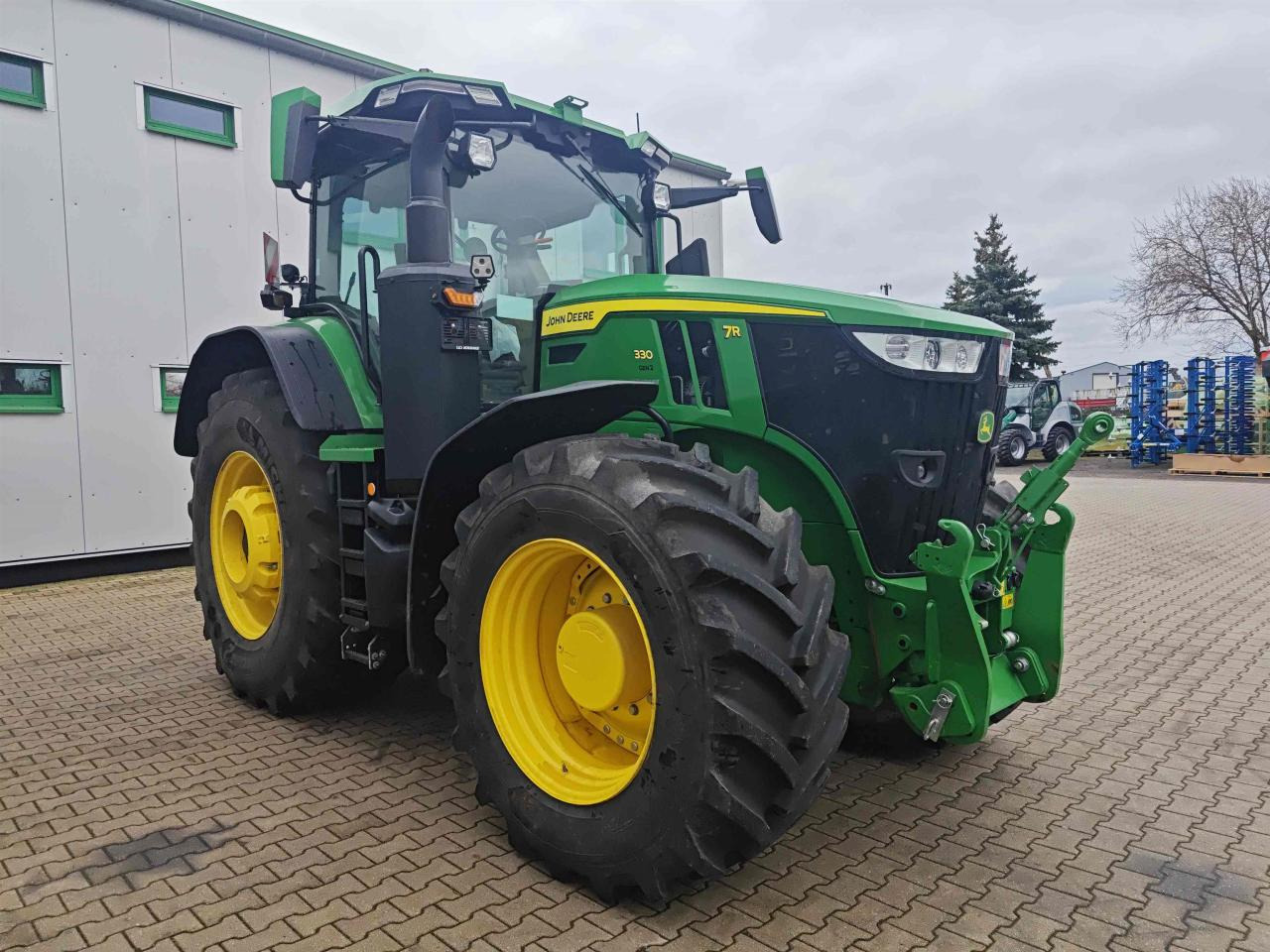 John Deere 7R 330 - Farm tractor: picture 1 John Deere 7R 330 - Farm tractor: picture 1