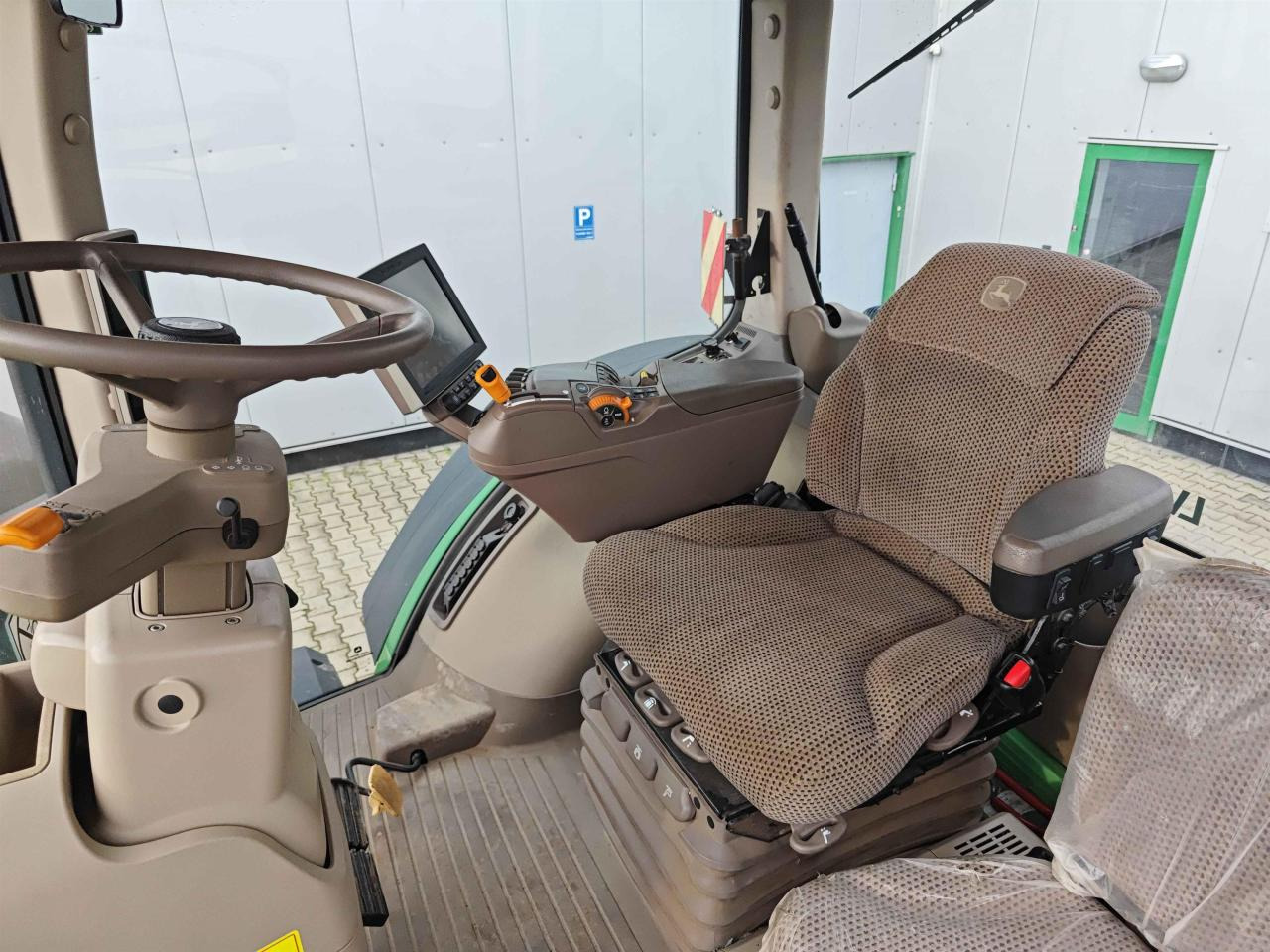 Farm tractor John Deere 8370R: picture 10