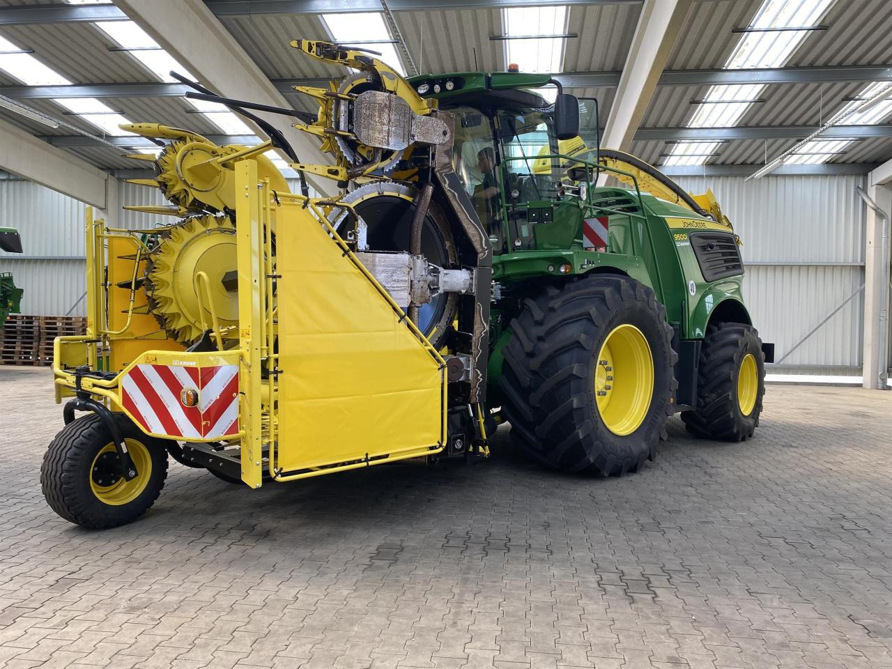 John Deere 9500i - Forage harvester: picture 1 John Deere 9500i - Forage harvester: picture 1