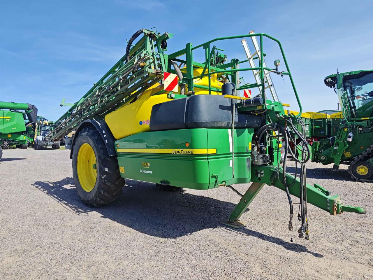 John Deere R962i - Trailed sprayer: picture 2 John Deere R962i - Trailed sprayer: picture 2