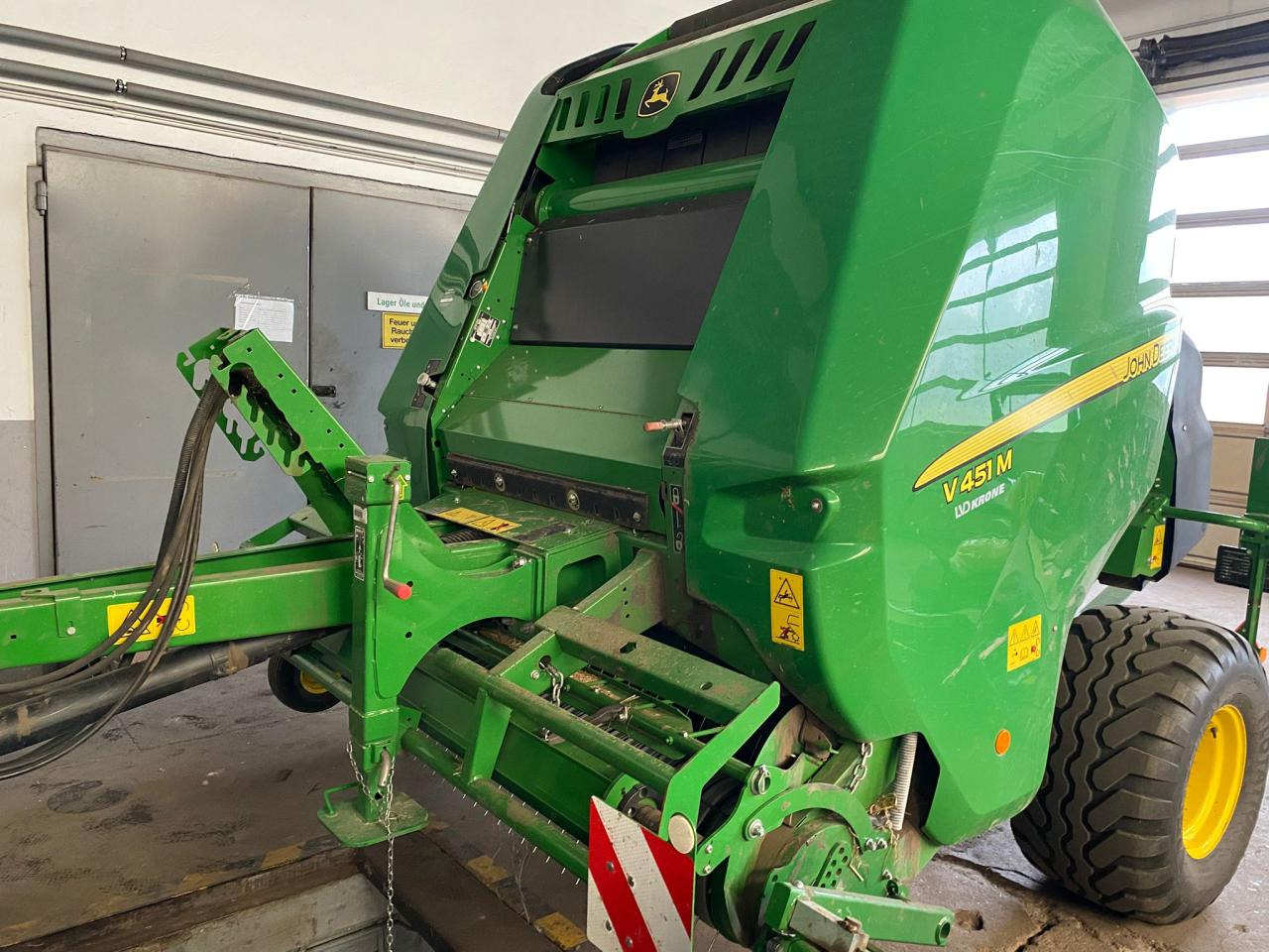 John Deere V451M MaxiCut 13 - Round baler: picture 1 John Deere V451M MaxiCut 13 - Round baler: picture 1
