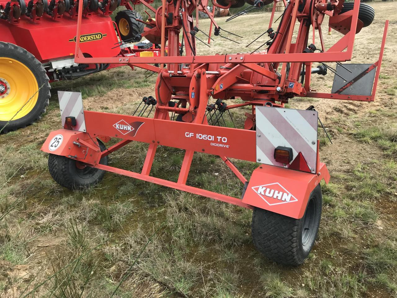 Kuhn GF 10601TO - Tedder/ Rake: picture 5 Kuhn GF 10601TO - Tedder/ Rake: picture 5