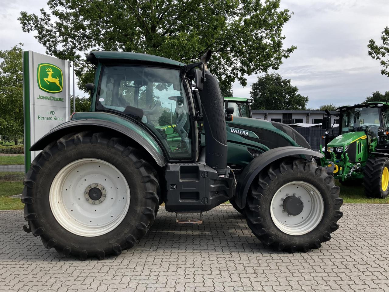 Valtra T174 Versu - Farm tractor: picture 2 Valtra T174 Versu - Farm tractor: picture 2