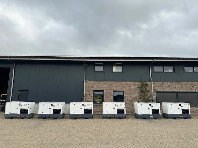 Iveco FPT F32 AM1A Leroy Somer 32 KVA Silent generatorset 660 hours ! - Generator set: picture 5 Iveco FPT F32 AM1A Leroy Somer 32 KVA Silent generatorset 660 hours ! - Generator set: picture 5