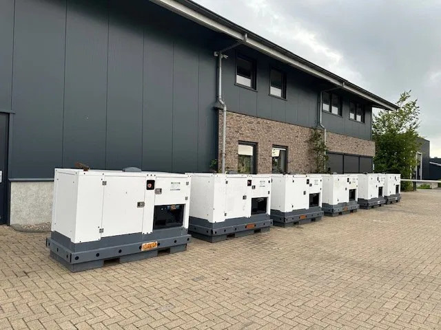 Iveco FPT F32 AM1A Leroy Somer 32 kVA silent generatorset 29 hours ! - Generator set: picture 5 Iveco FPT F32 AM1A Leroy Somer 32 kVA silent generatorset 29 hours ! - Generator set: picture 5