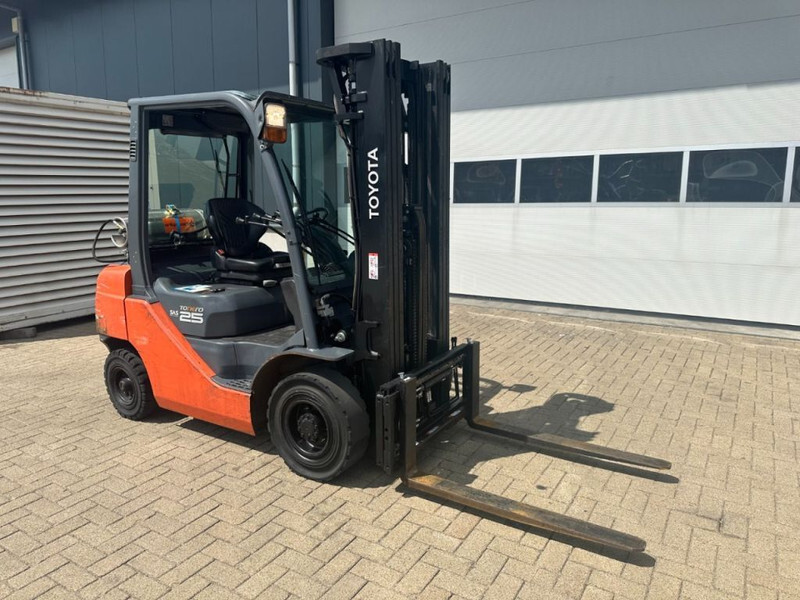 Toyota 2.5 ton Tonero 25 Triplex Freelift Sideshift LPG Heftruck - LPG forklift: picture 2 Toyota 2.5 ton Tonero 25 Triplex Freelift Sideshift LPG Heftruck - LPG forklift: picture 2
