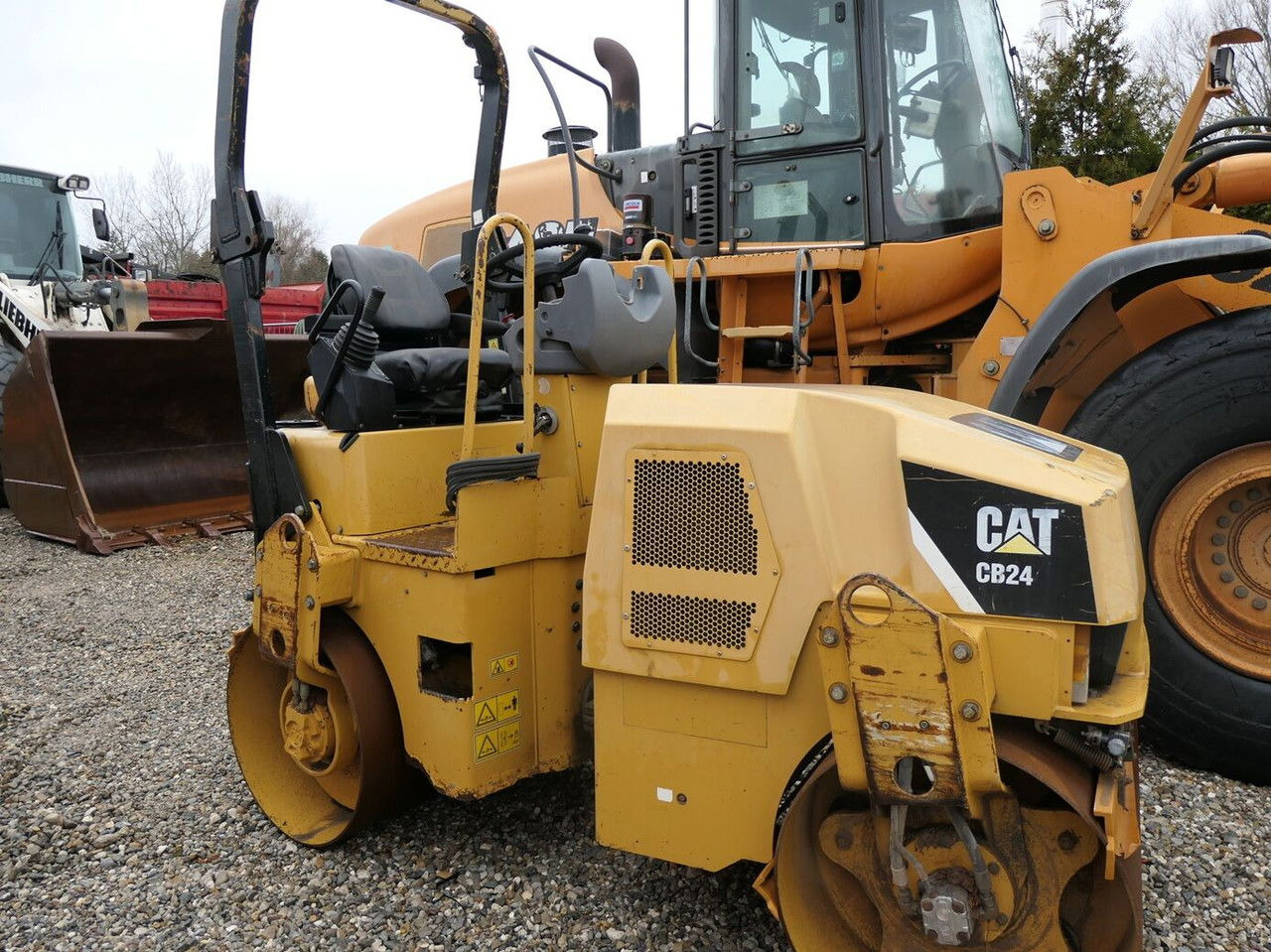Caterpillar CB24 XT - Road roller: picture 1 Caterpillar CB24 XT - Road roller: picture 1
