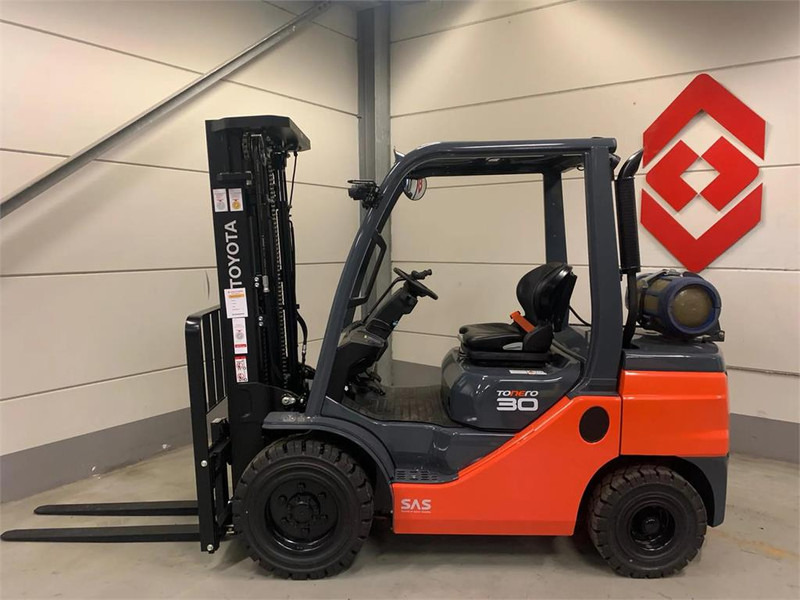 Toyota 02-8FGF30 - LPG forklift: picture 2 Toyota 02-8FGF30 - LPG forklift: picture 2