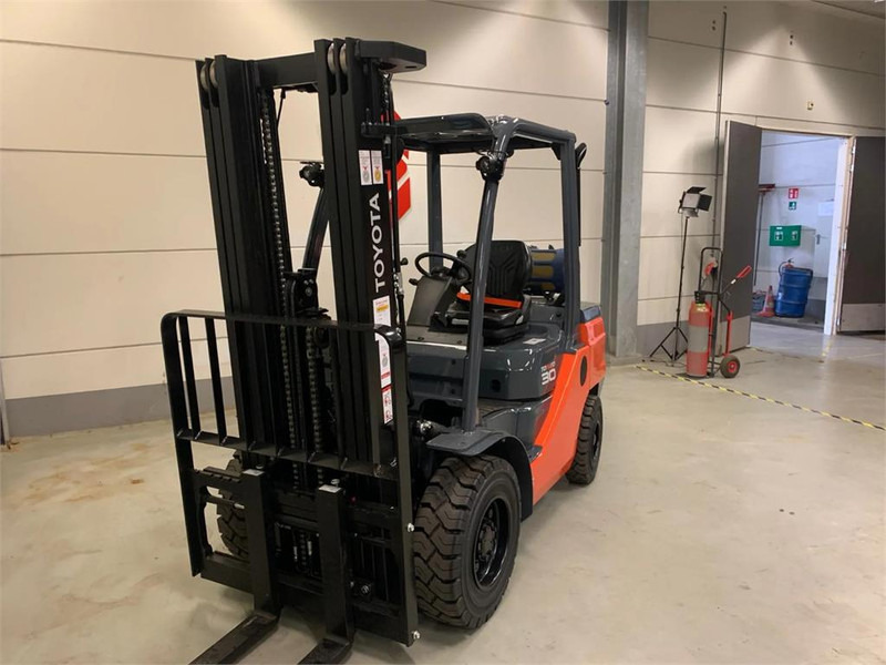 Toyota 02-8FGF30 - LPG forklift: picture 4 Toyota 02-8FGF30 - LPG forklift: picture 4