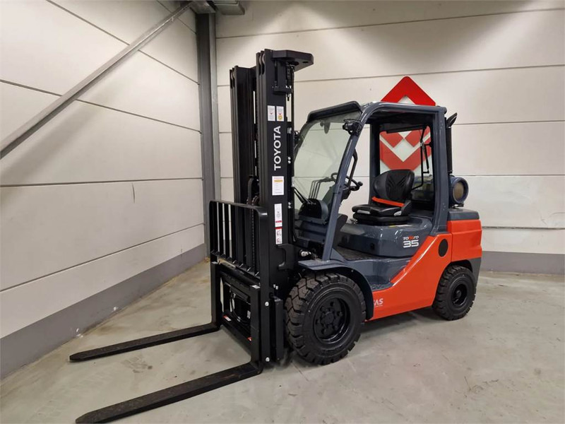 Toyota 02-8FGJF35 - LPG forklift: picture 4 Toyota 02-8FGJF35 - LPG forklift: picture 4