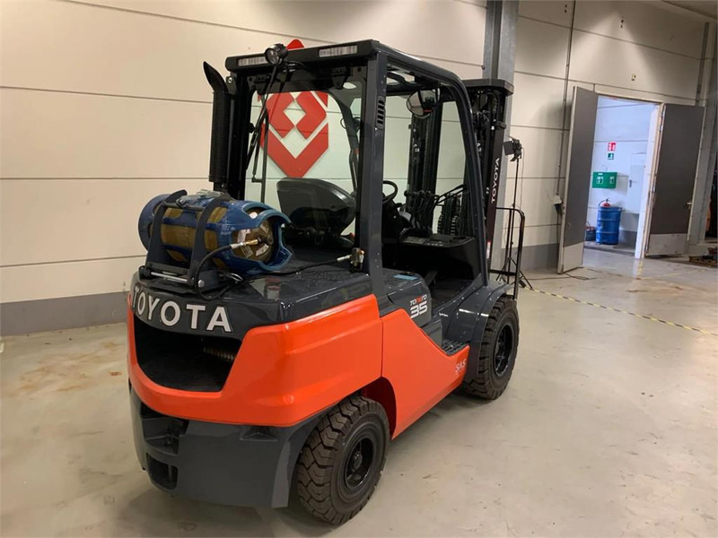Toyota 02-8FGJF35 - LPG forklift: picture 3 Toyota 02-8FGJF35 - LPG forklift: picture 3