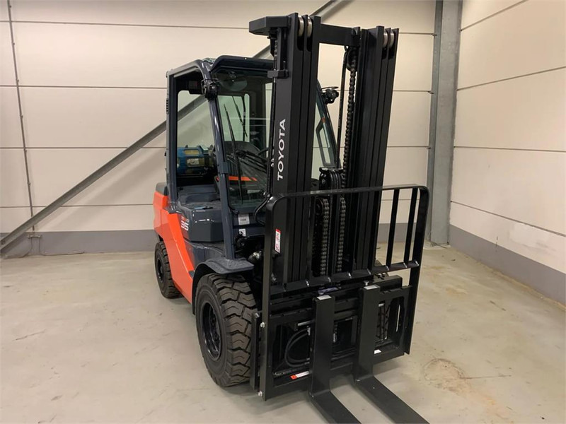 Toyota 02-8FGJF35 - LPG forklift: picture 3 Toyota 02-8FGJF35 - LPG forklift: picture 3