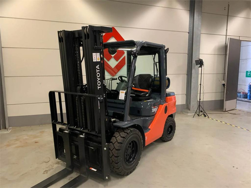 Toyota 02-8FGJF35 - LPG forklift: picture 4 Toyota 02-8FGJF35 - LPG forklift: picture 4