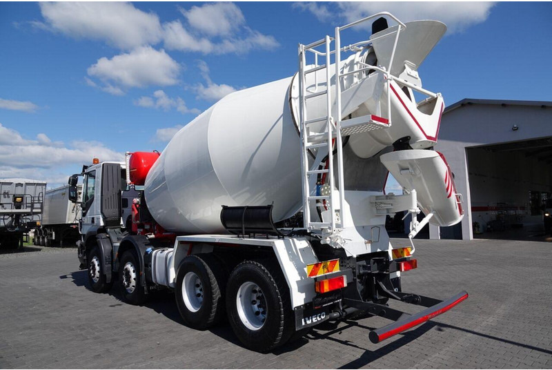 Iveco TRAKKER 410 / 8X4 / BETONOMIESZARKA 9 M3 / PUTZMEISTER / ALUFELG - Concrete mixer truck: picture 4 Iveco TRAKKER 410 / 8X4 / BETONOMIESZARKA 9 M3 / PUTZMEISTER / ALUFELG - Concrete mixer truck: picture 4