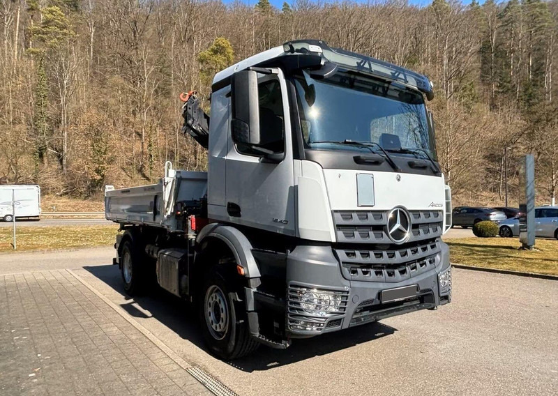 Mercedes-Benz Arocs 1840 - 3 way tipper truck + crane - Tipper, Crane truck: picture 2 Mercedes-Benz Arocs 1840 - 3 way tipper truck + crane - Tipper, Crane truck: picture 2