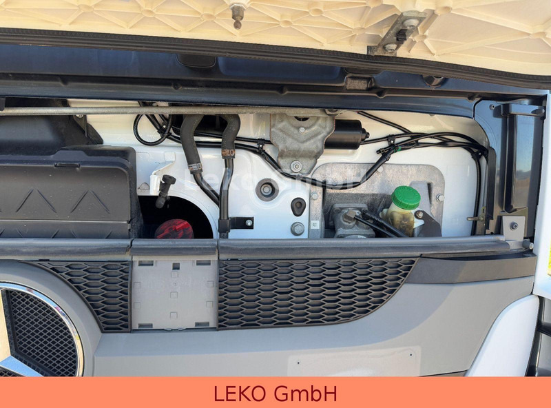 Refrigerator truck Mercedes-Benz Axor 1829: picture 14