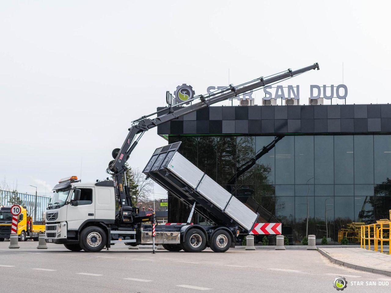 - Crane truck: picture 3 - Crane truck: picture 3