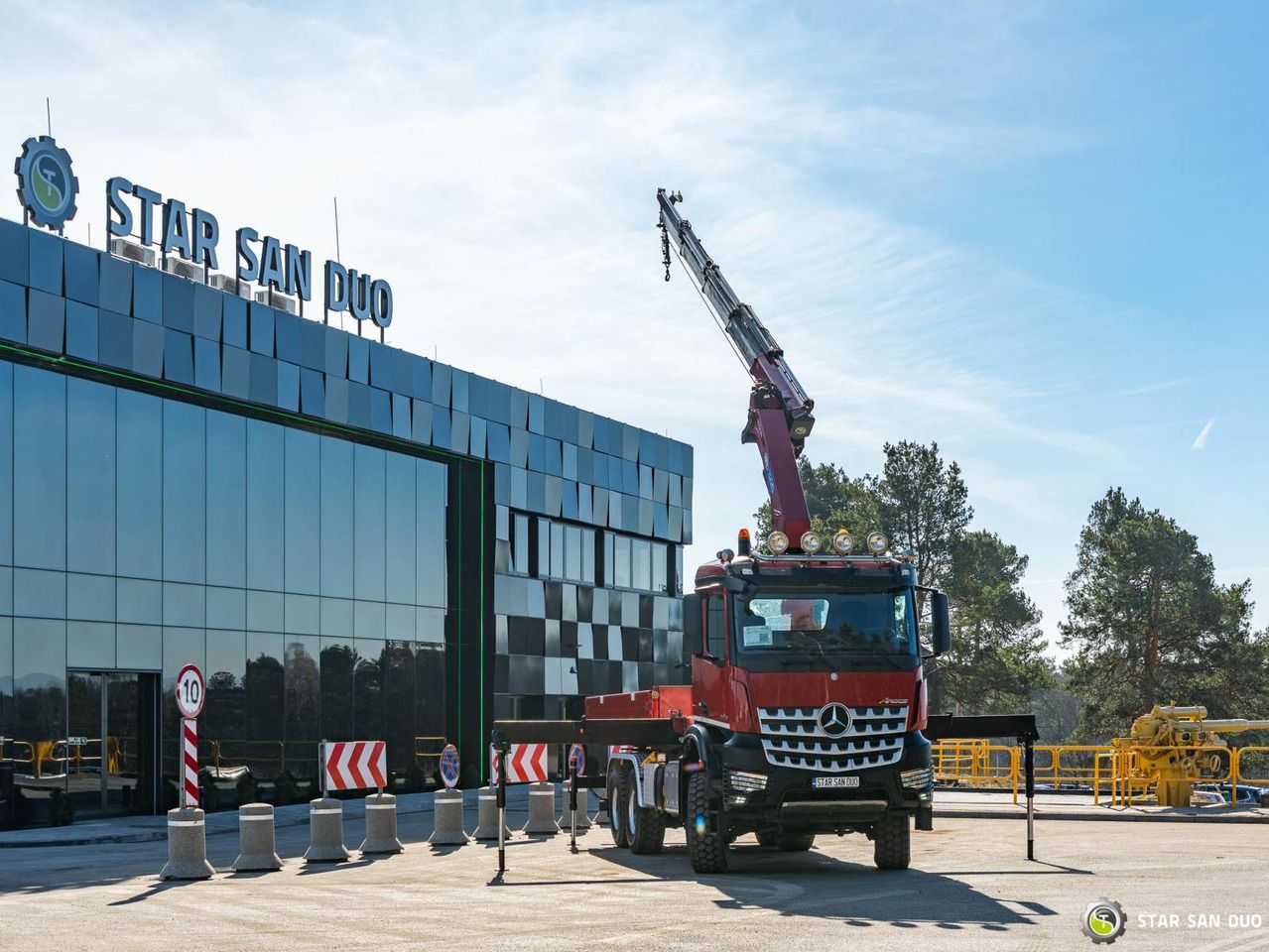 - Crane truck: picture 2 - Crane truck: picture 2