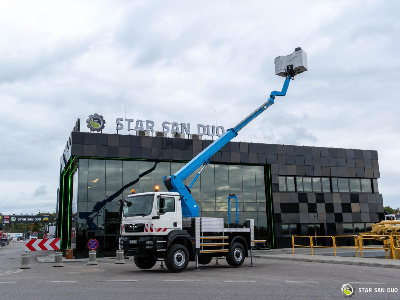 - Truck mounted aerial platform: picture 1 - Truck mounted aerial platform: picture 1