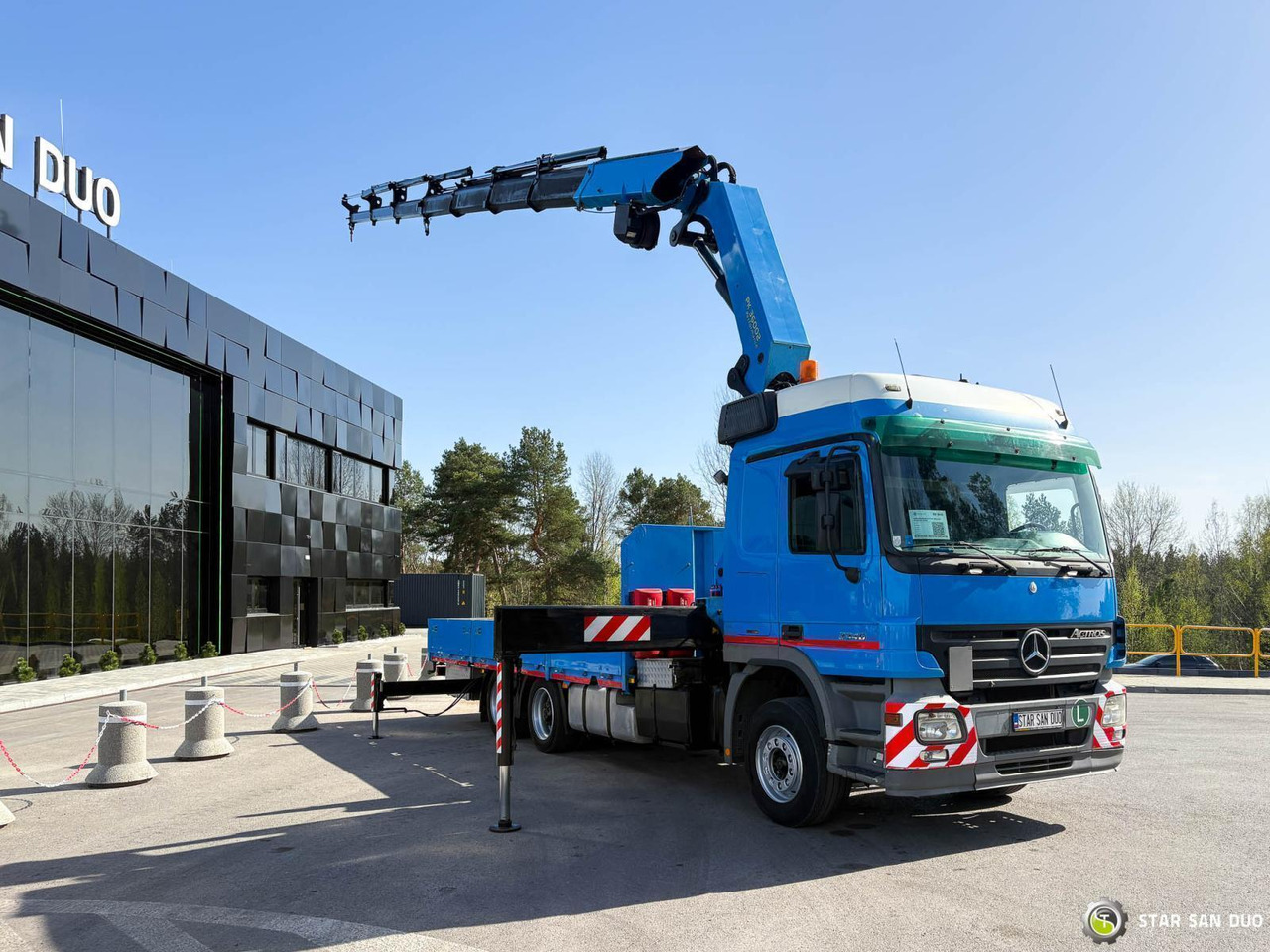 - Crane truck: picture 2 - Crane truck: picture 2