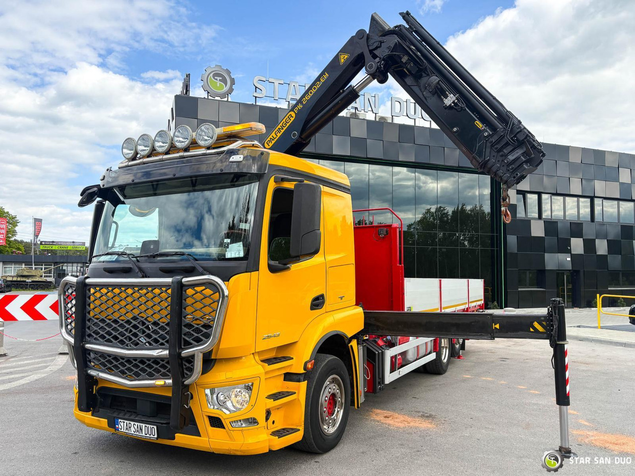 - Crane truck: picture 3 - Crane truck: picture 3