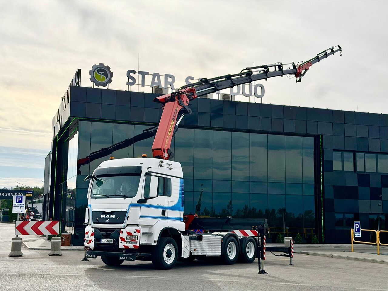 - Tractor unit: picture 1 - Tractor unit: picture 1