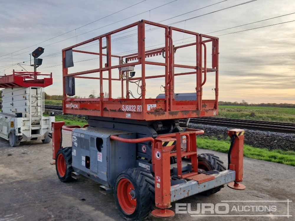 2015 SkyJack SJ6832RT - Scissor lift: picture 3 2015 SkyJack SJ6832RT - Scissor lift: picture 3