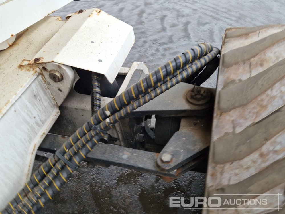 Scissor lift 2016 JLG MEC3084RT: picture 12